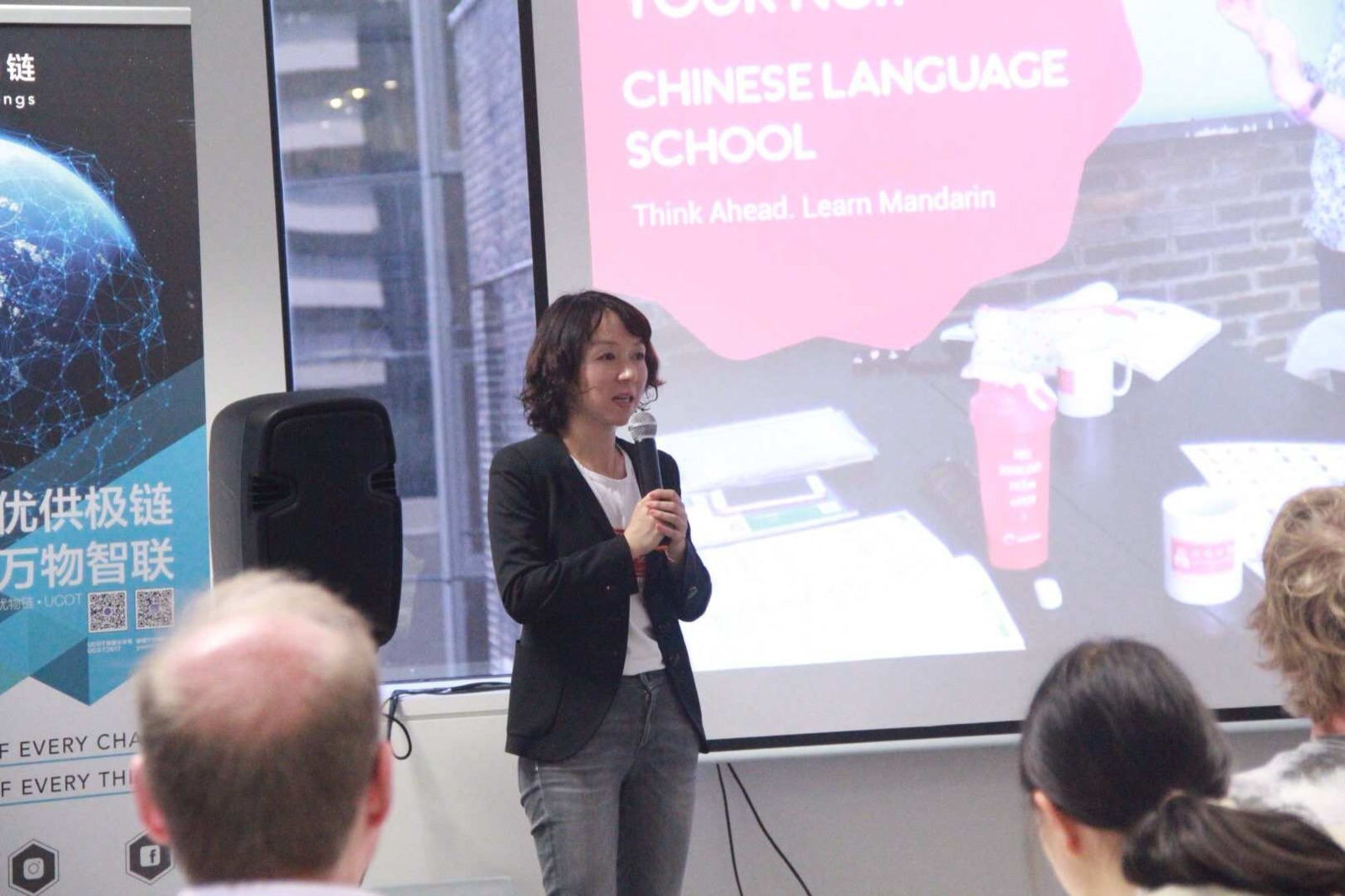 Joanne 在中文活动上手持话筒发言