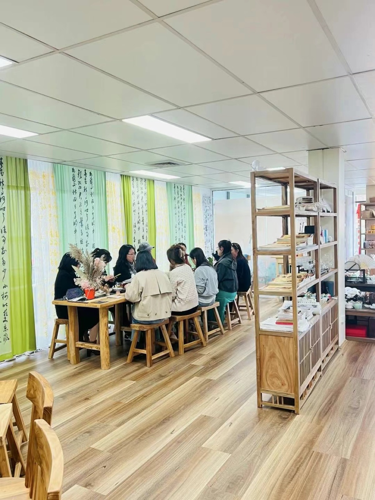女士们在场地参加手工工作坊