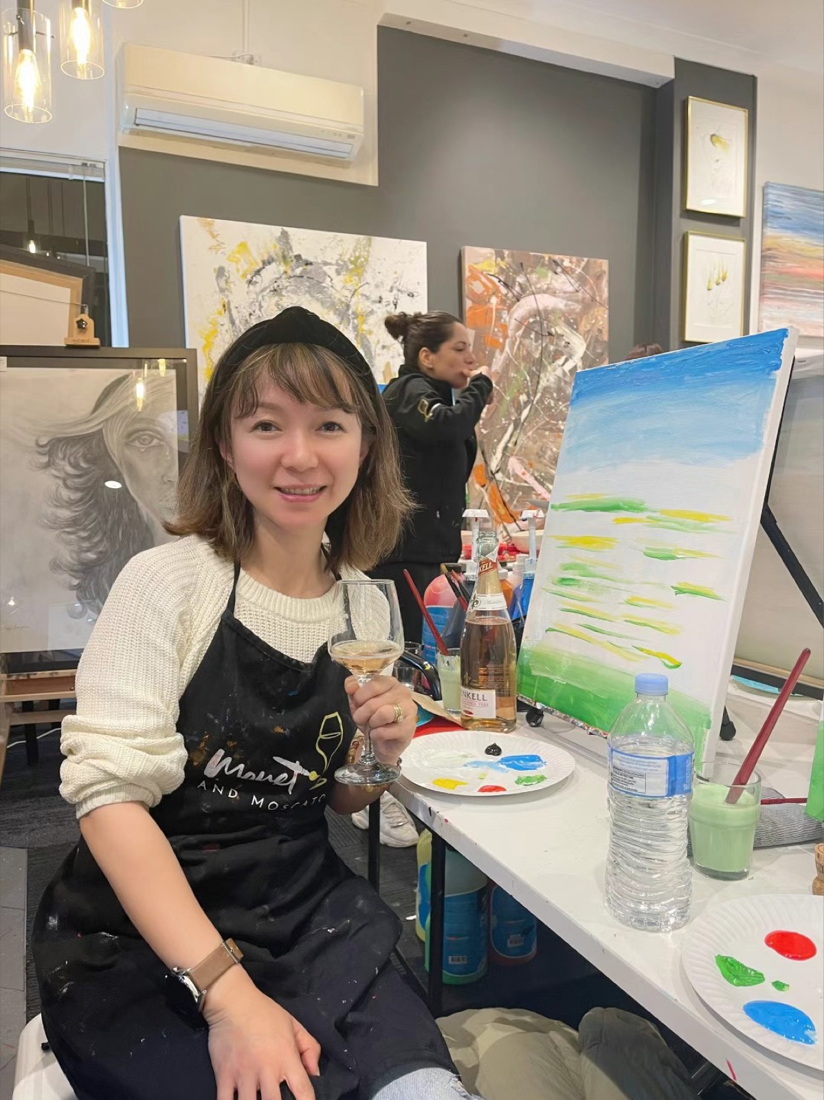 Joanne 在画画品酒艺术课上手持酒杯