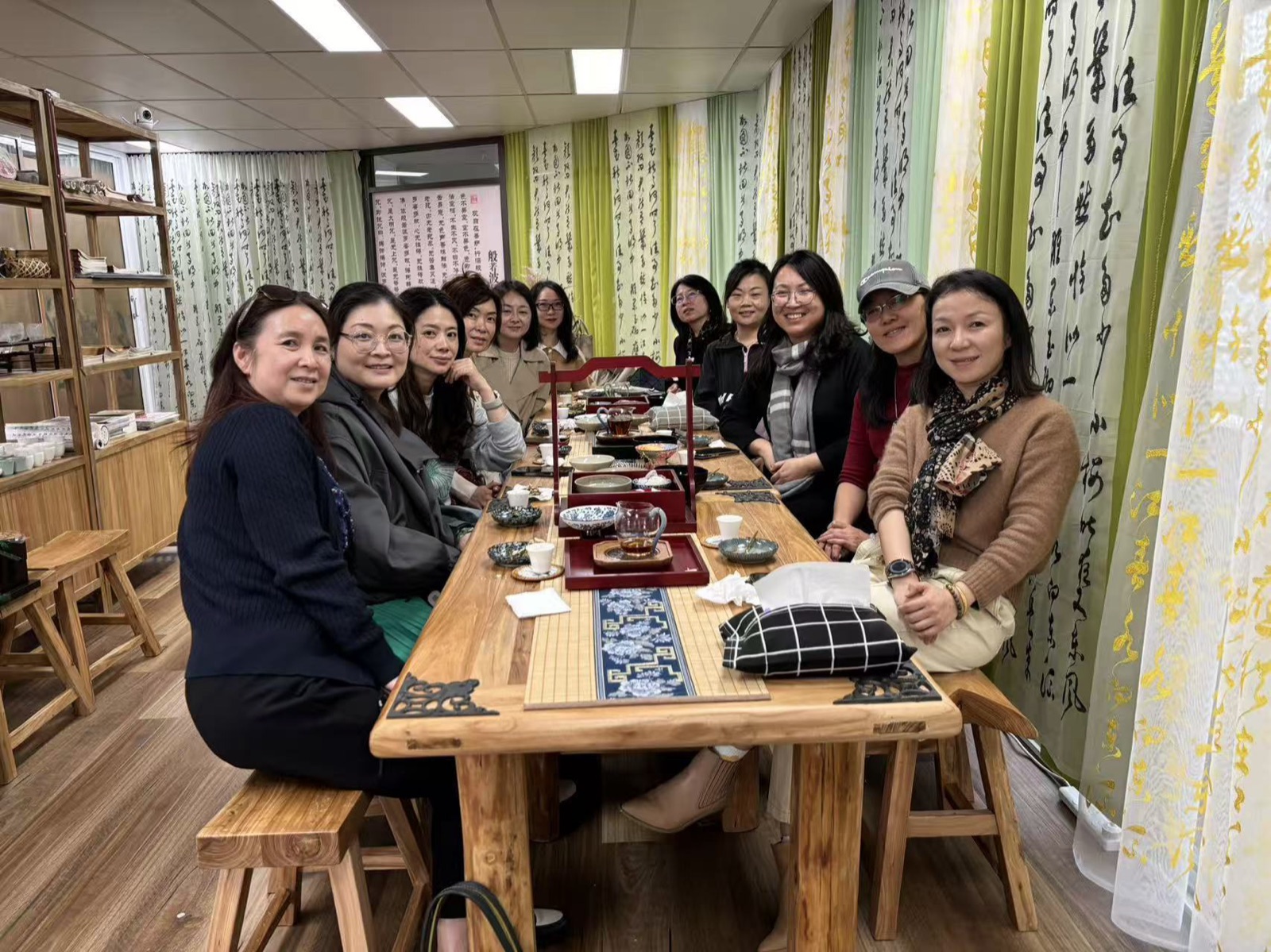 NSFC 的女士们围坐在查茨伍德场地布置着书法作品的长桌旁