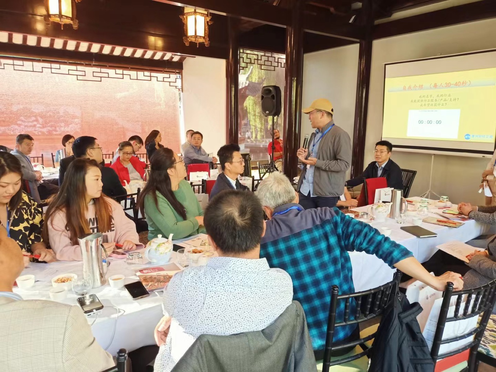 大型社区宴会,演讲者正在话筒前致辞