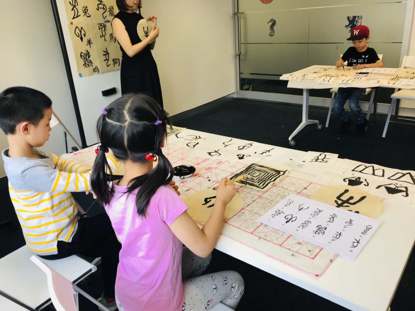 孩子们在 NSFC 查茨伍德场地的课堂上练习中文书法