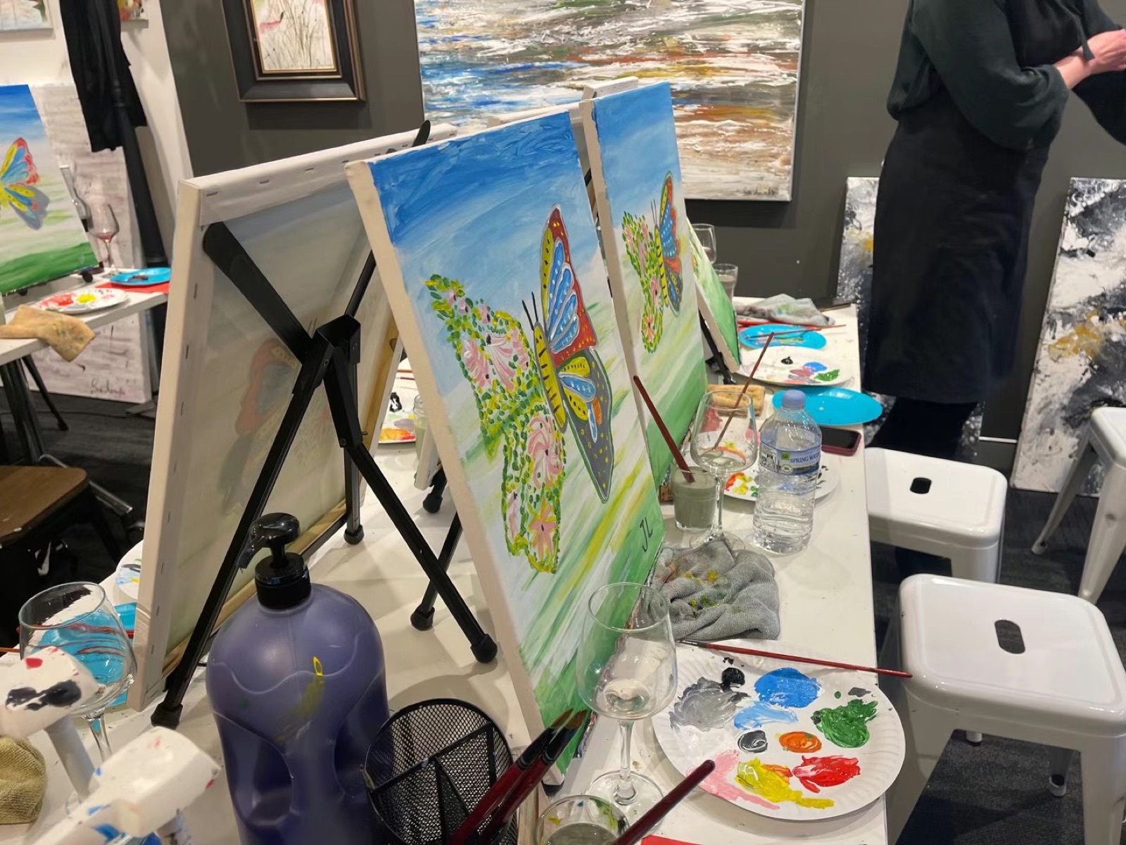 画画品酒课程,画架上摆着蝴蝶画作